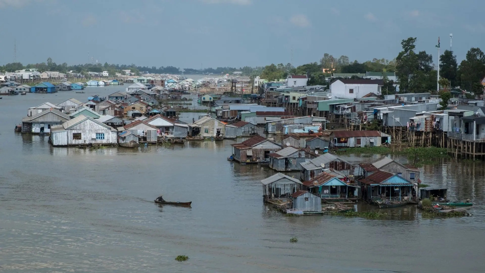 Ciudad de Chau Doc y sus casas flotantes