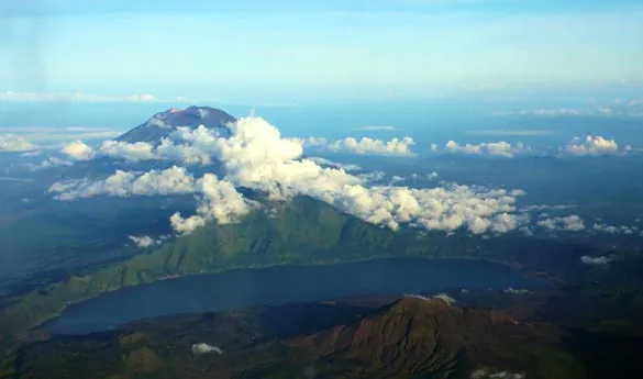 Monte Batur y Lago en Indonesia