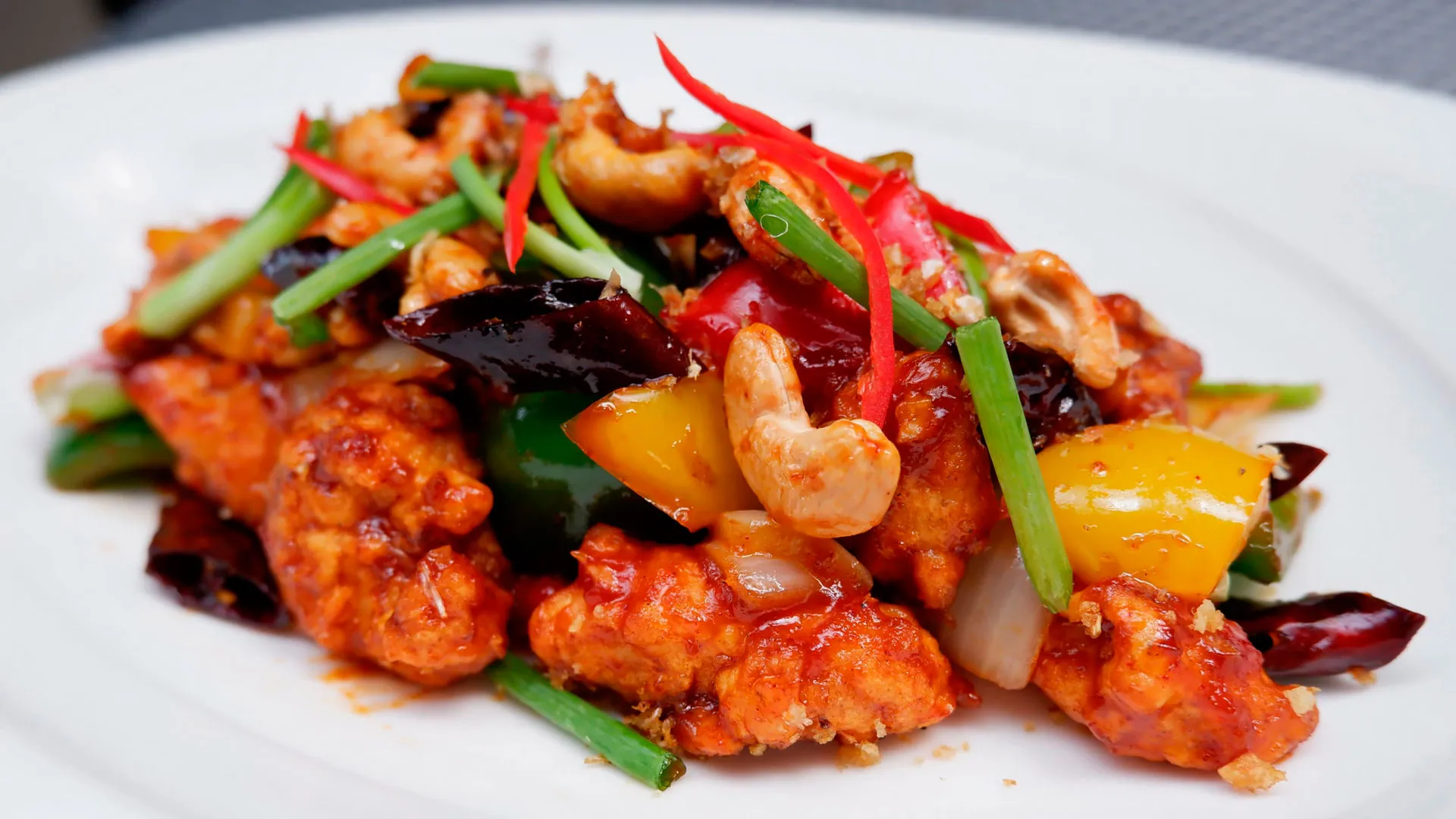 El Kai Phad Med Mamuang o salteado de pollo es un guiso con un producto muy tailandés