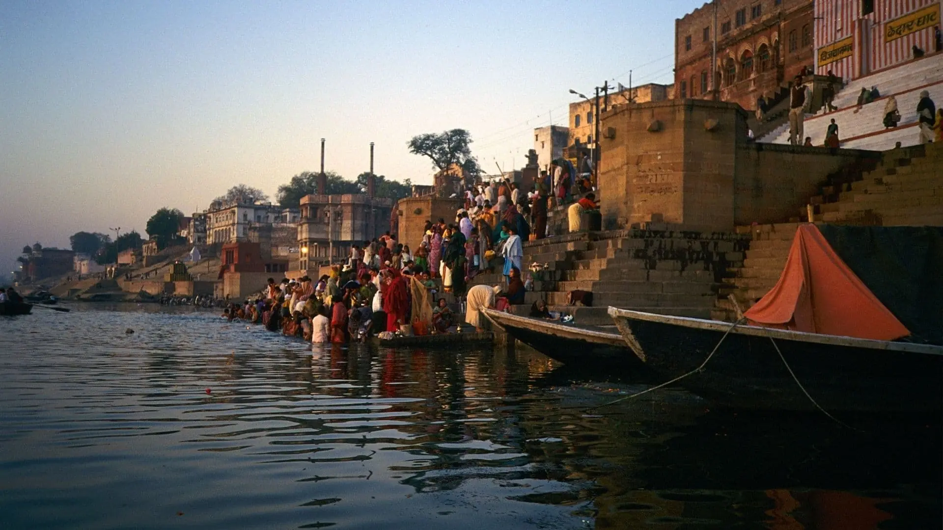 Rio Ganges en India y lugares sagrados que lo rodean
