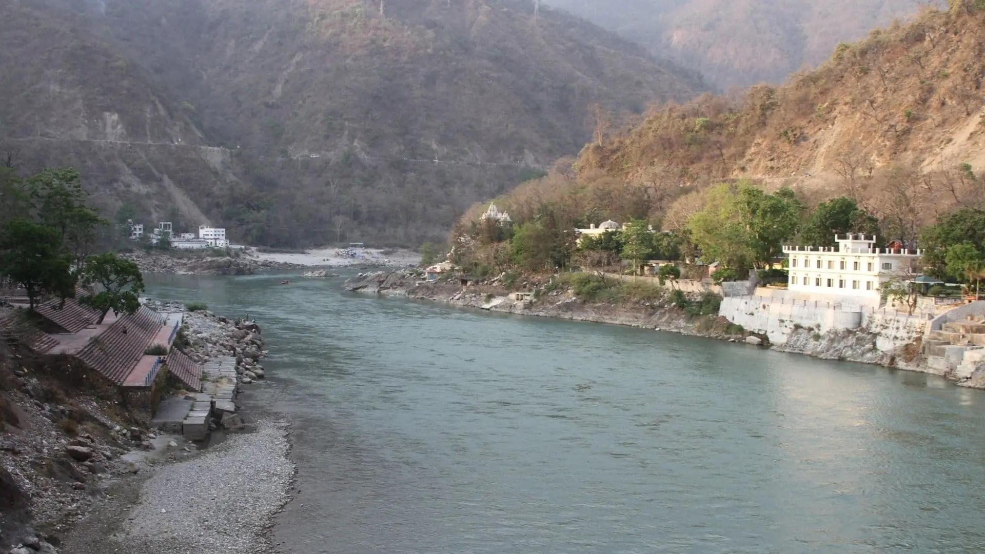 Rishikesh en India es un lugar dedicado a la meditación y el retiro por los yoguis y los sadus