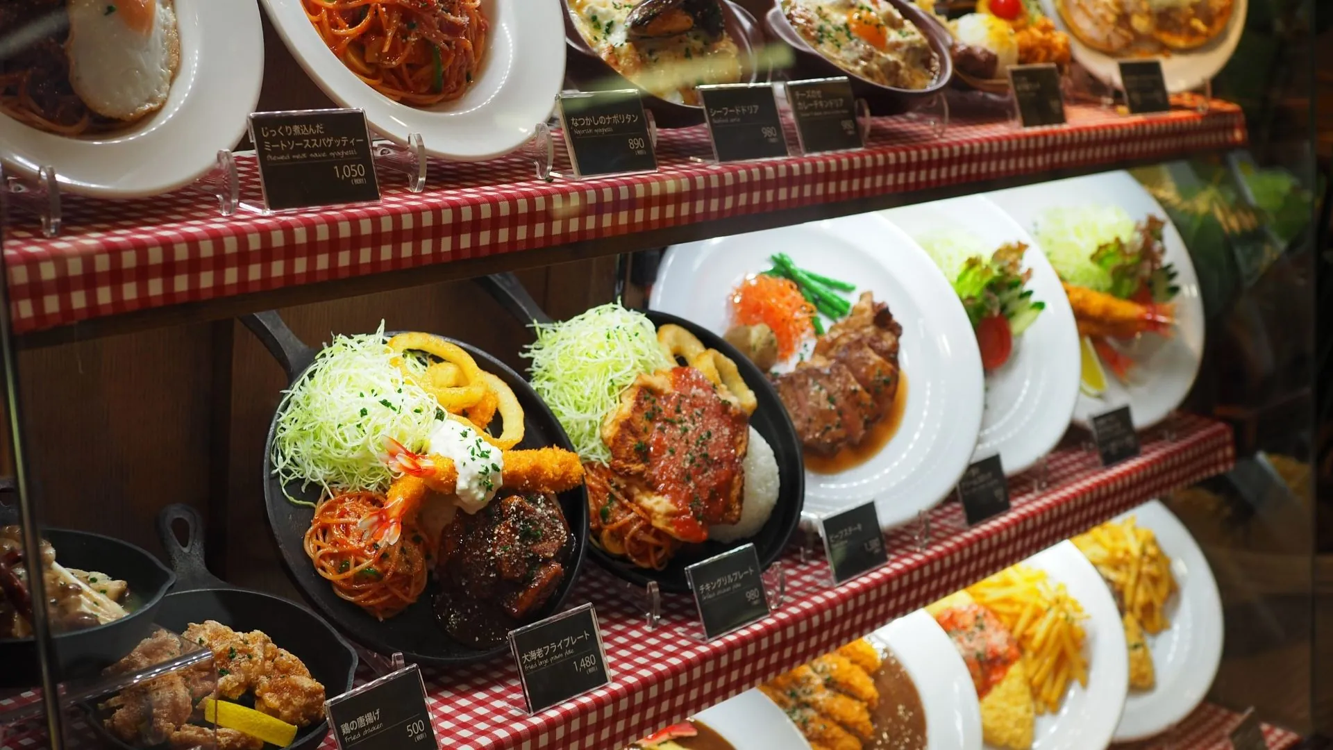 Exibidores de platos del menu en restaurante de Japón