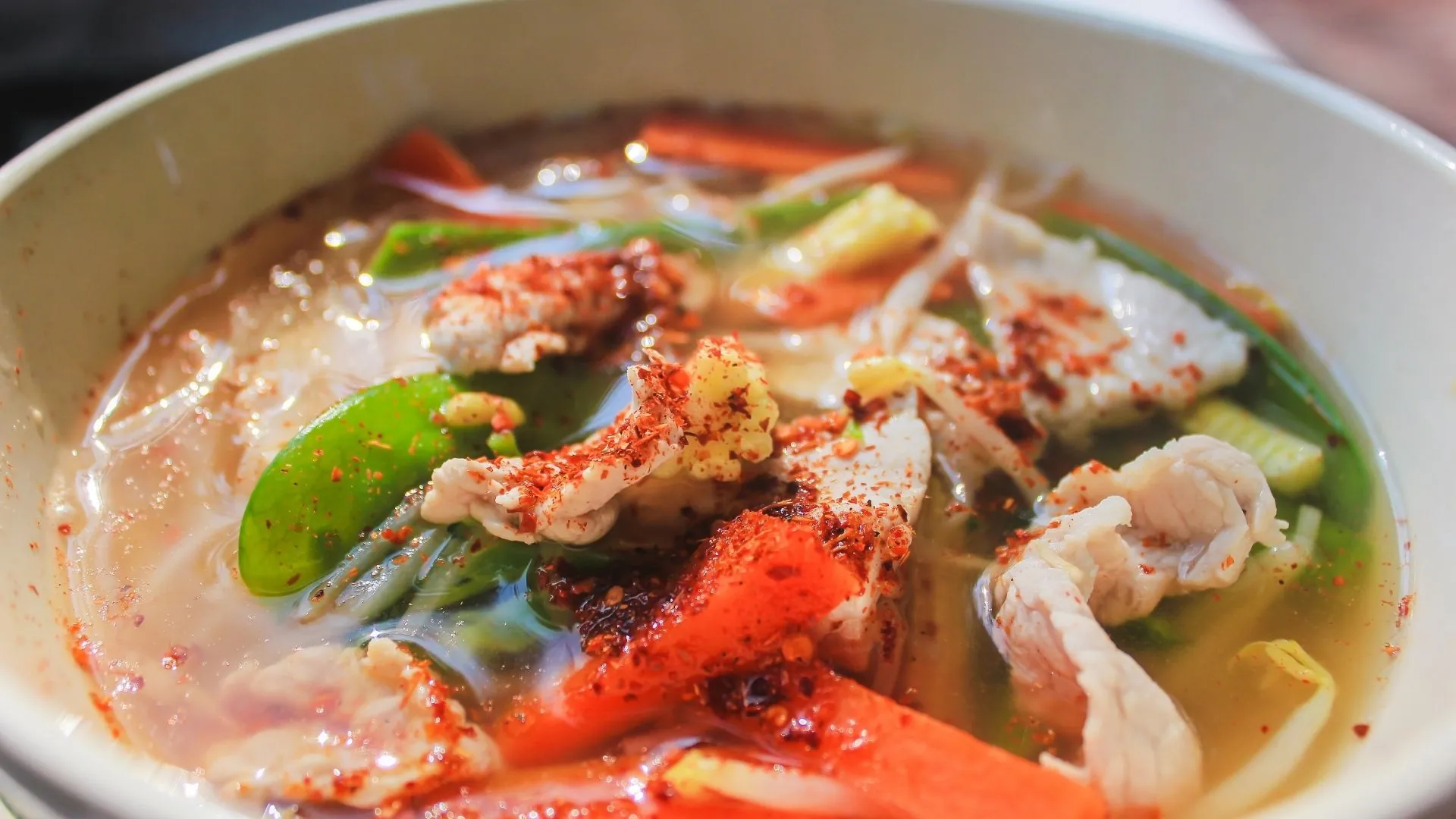la sopa de tallarines con ragú de pollo