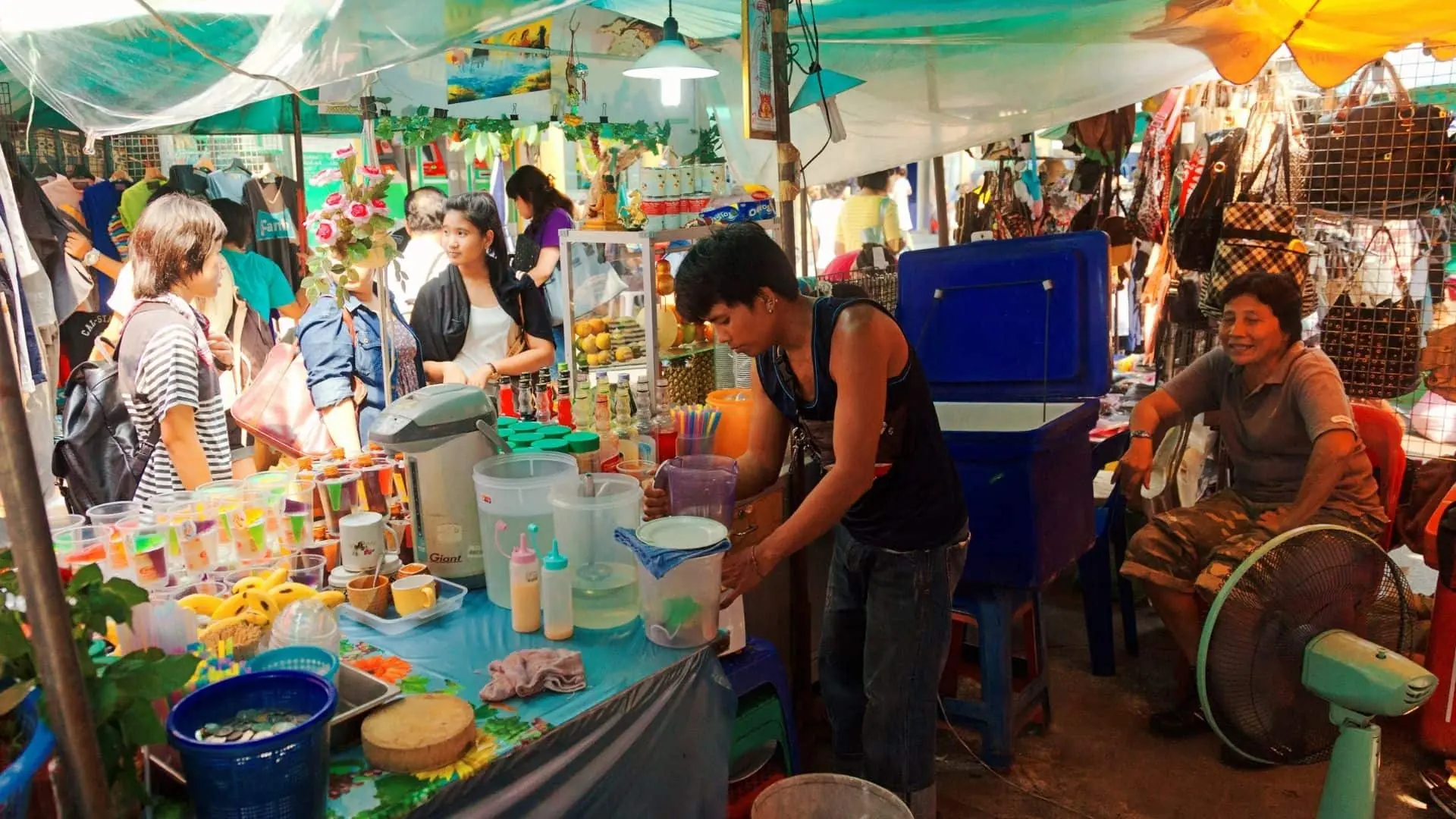 Típico street food market de Bangkok