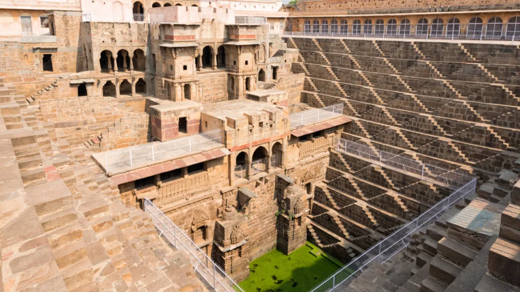 23 mar Chand Baori en Abhaneri — India Espiritual, Yoga y Festival Holi 2027