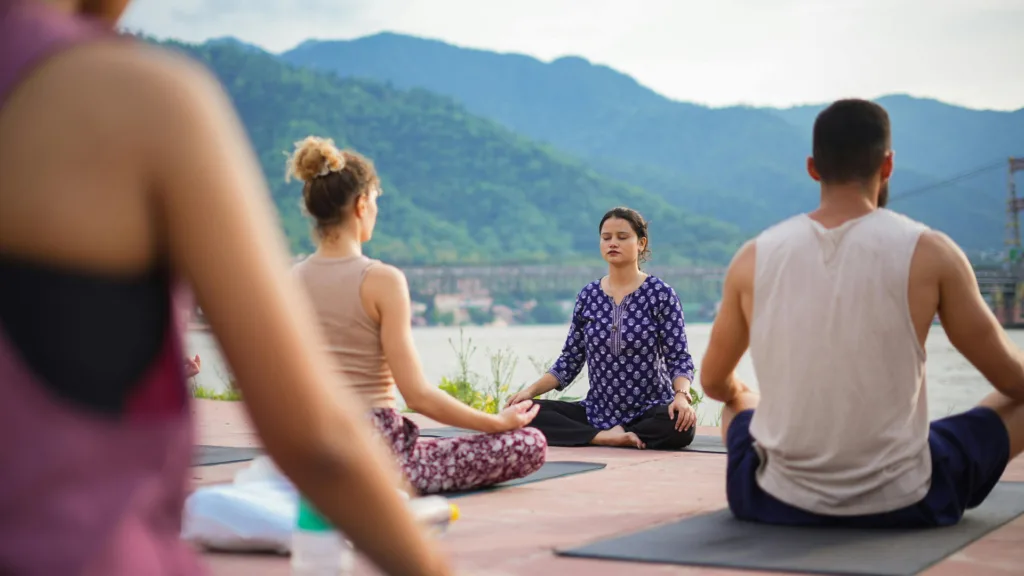 28 mar Yoga y meditación junto al río Ganges — India Espiritual, Yoga y Festival Holi 2027