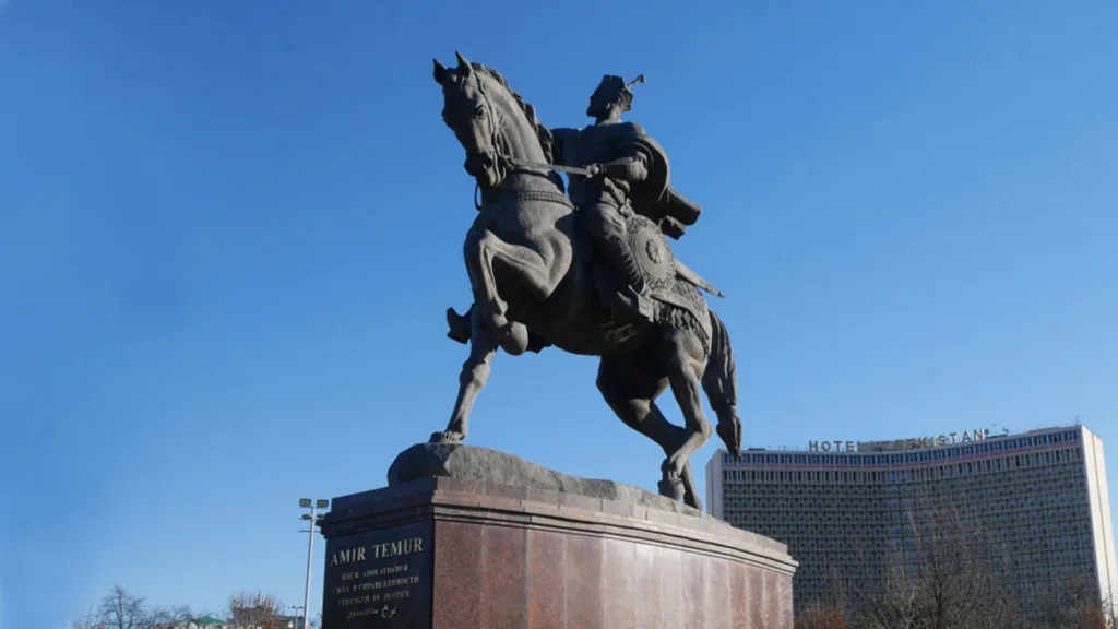 Plaza de Amir Temur, Tashkent — La Ruta de la Seda con Yurtas