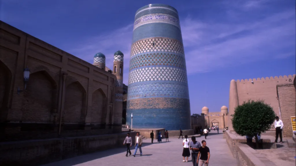 Minarete Kalta Minor, Khiva — Uzbekistán con Kazajistán