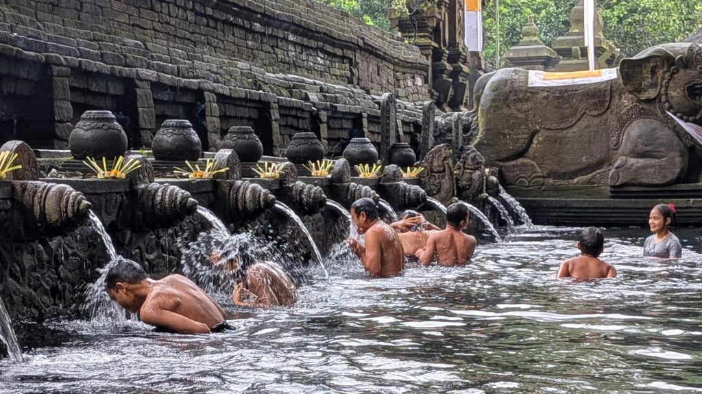 UBUD – TAMPAK SIRING – UBUD — Salidas En Grupo – Bali Circuito Interior