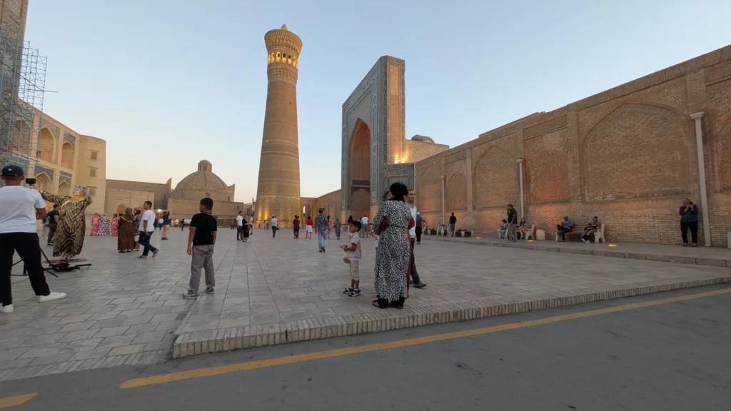 Complejo Poi Kalon, Bukhara — Uzbekistán con Kazajistán