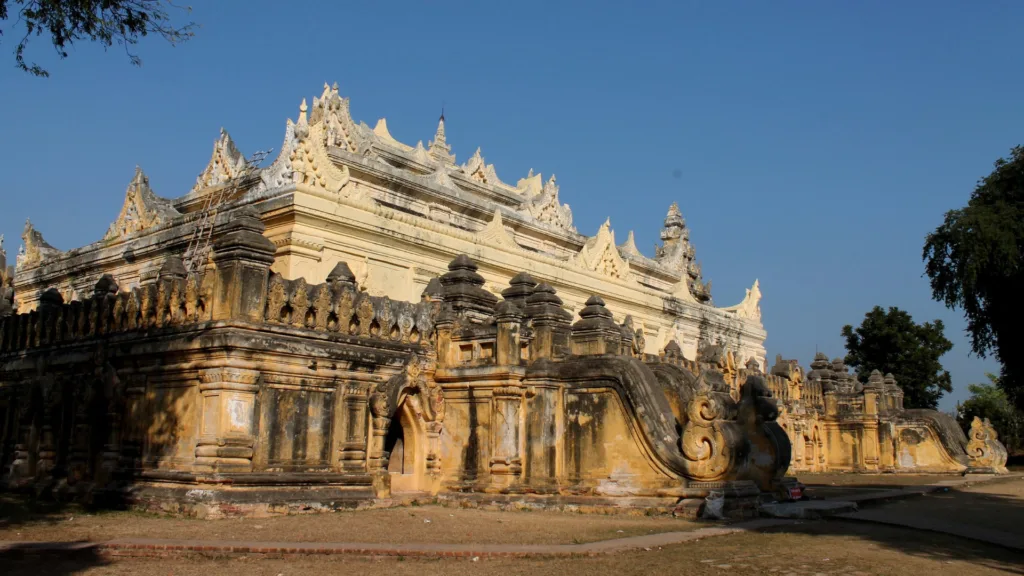 Monasterio de Mahar Aung Mye Bon San, Inwa — Myanmar y Bangkok