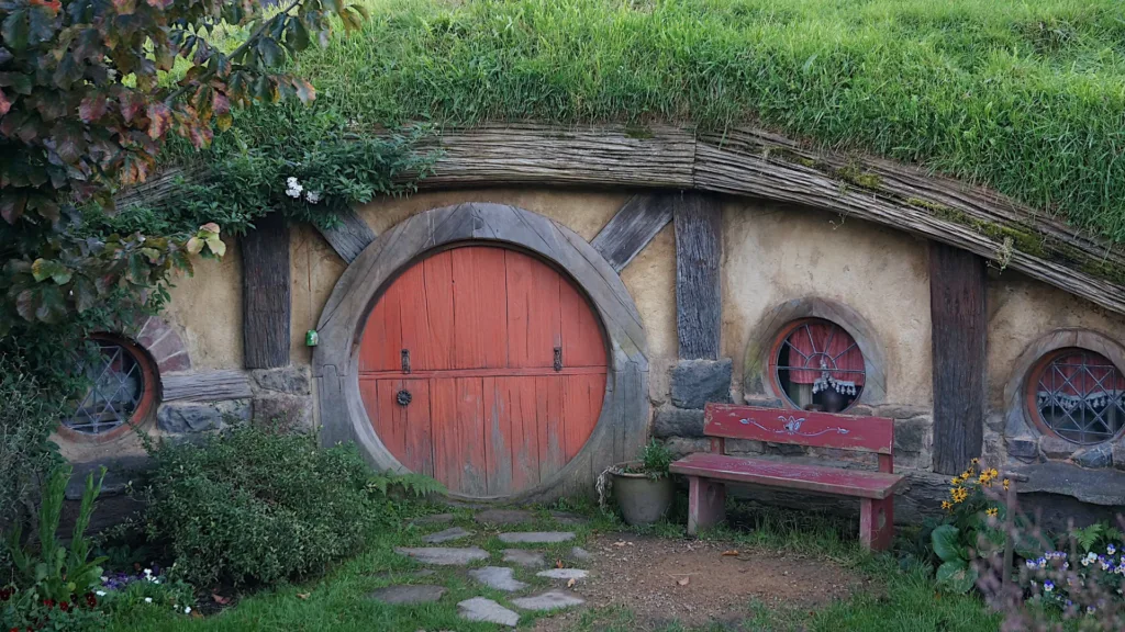 Hobbiton Movie Set — La Tierra Media