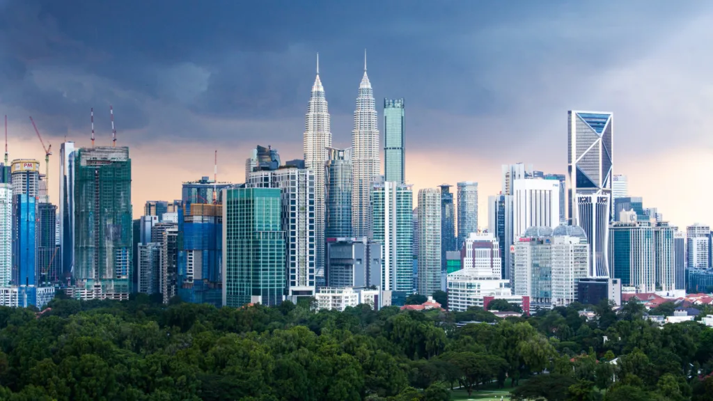 Kuala Lumpur — Capitales del Sudeste Asiático y Phuket