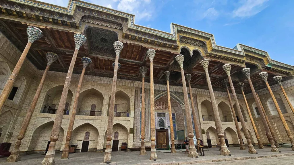 Mezquita Bolo-Hauz, Bukhara — Esencia de Uzbekistán