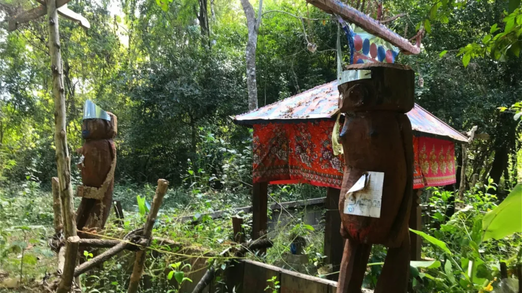 Tumba en Ratanakiri — Camboya al Completo con Ratanakiri