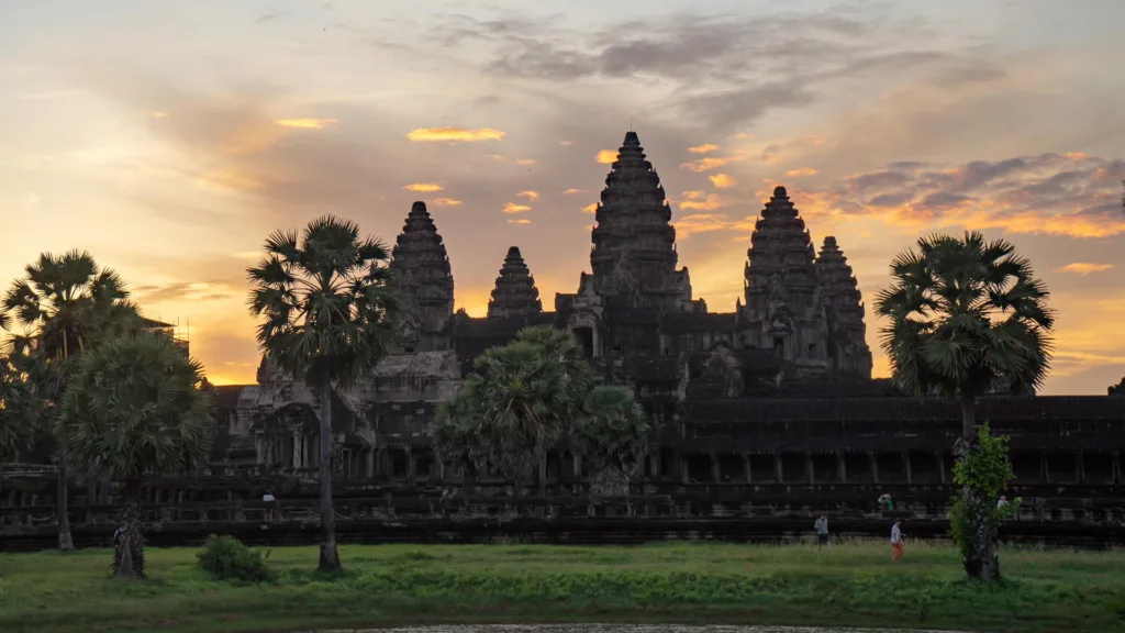 BAHÍA DE HALONG – HANOI - SIEMREAP — Ciudades de Indochina