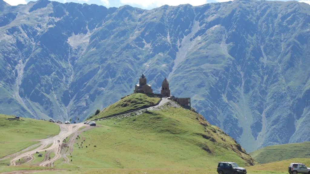 La iglesia de la Trinidad de Guergueti, Georgia — Países del Cáucaso