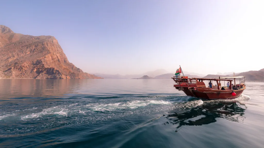 Peninsula de Musandam en dhow omaní — Viaje Entre Emiratos