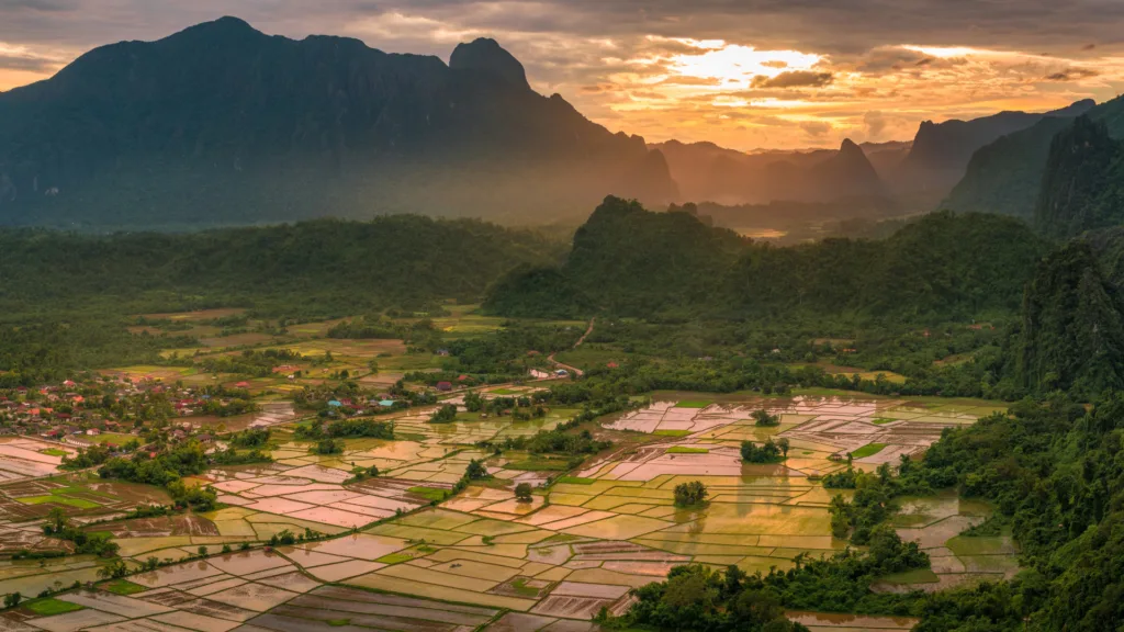 Vang Vien — Laos en Tren