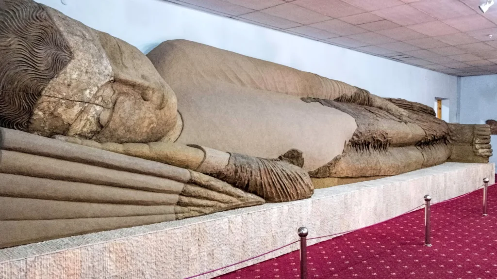 El Gran Budda de Nirvana, Dushanbe, Tayikistán — Capitales de Asia Central