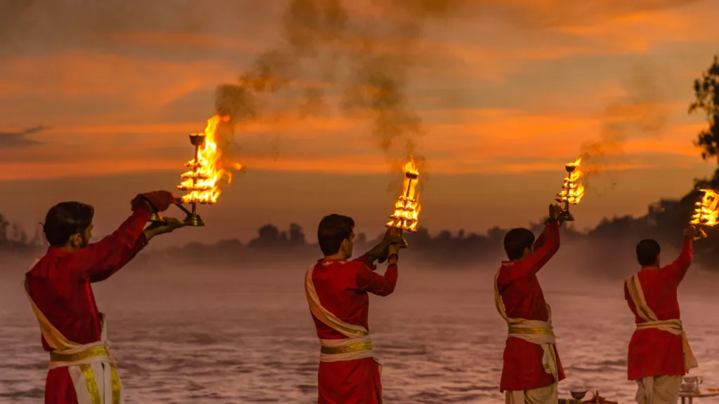 Ganga Aarti — Triángulo de Oro y Benarés