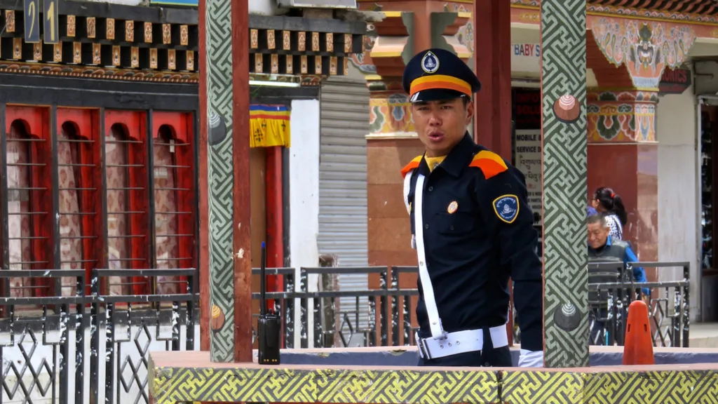 Agente Trafico, Thimphu — Bután al Completo y Katmandú