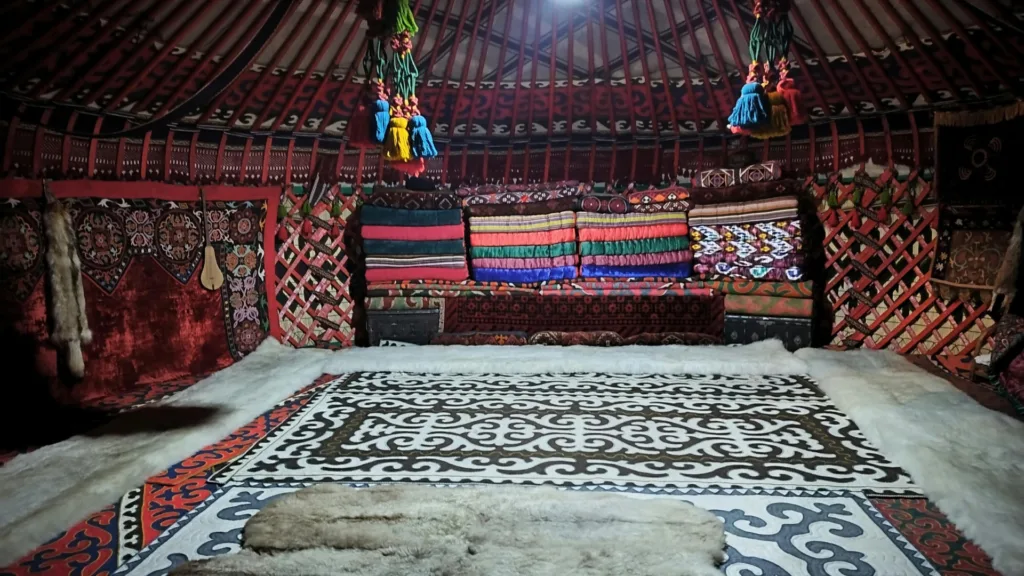 Alfombra de fieltro kirguisa — Expedición por Kirguistán