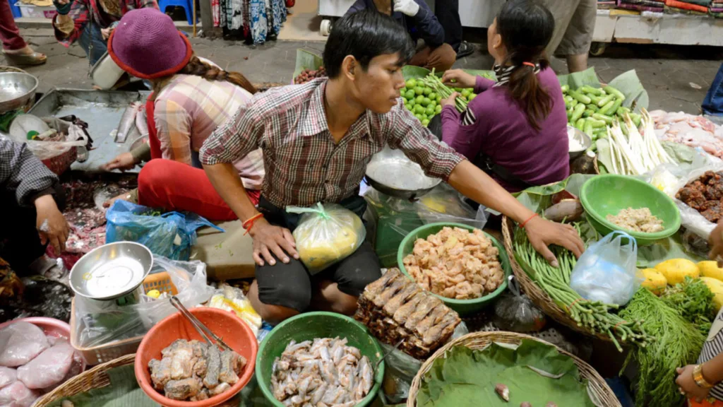 Mercado Ruso, Phnom Penh — Camboya en grupo
