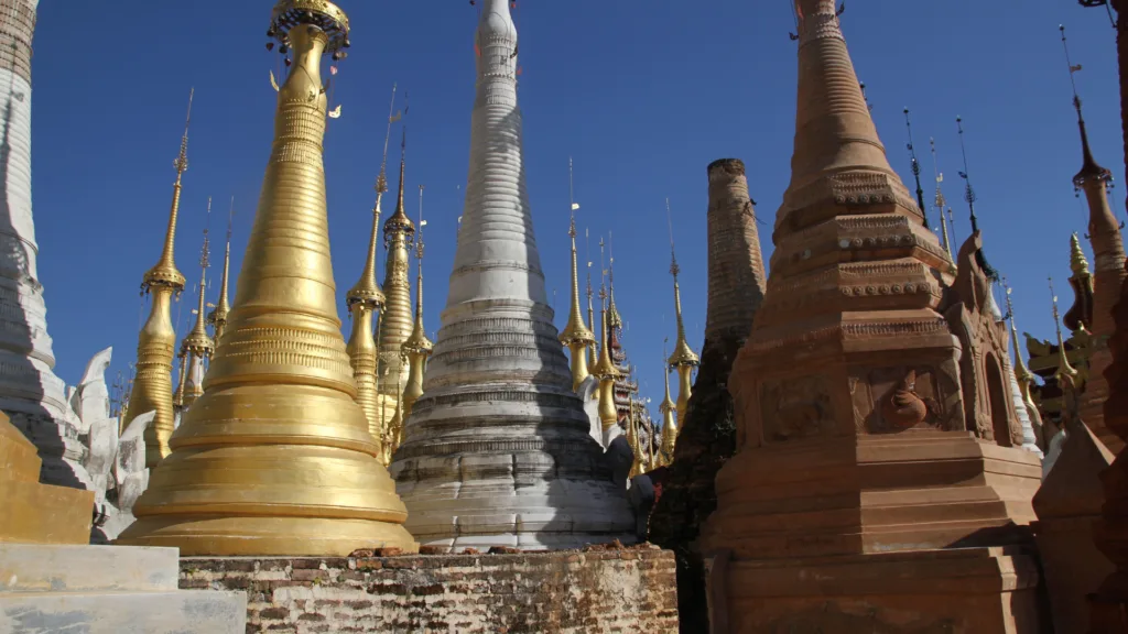 Pagodas de Kakku — Myanmar con Phuket y Bangkok