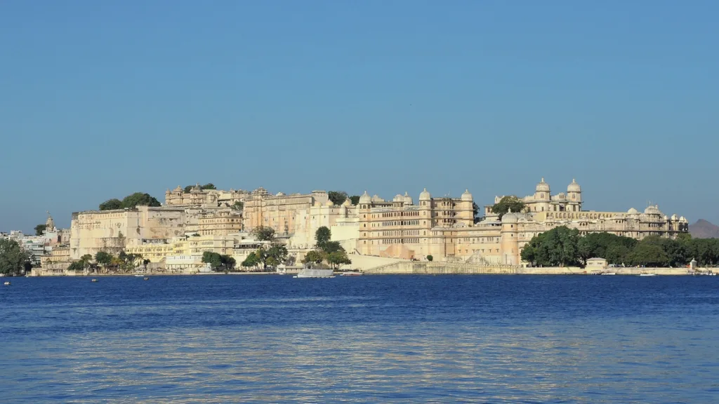 Palacio de la ciudad, Udaipur — India Norte al Completo