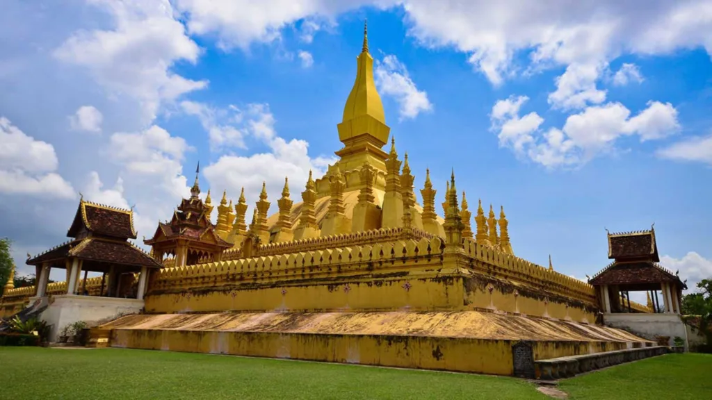Estupa dorada de That Luan, Vientiane — Laos en Tren