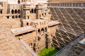 23 mar Chand Baori en Abhaneri — India Espiritual, Yoga y Festival Holi 2027