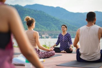 28 mar Yoga y meditación junto al río Ganges — India Espiritual, Yoga y Festival Holi 2027
