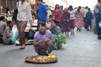 Mercado de calle, Yangon — Myanmar Esencial