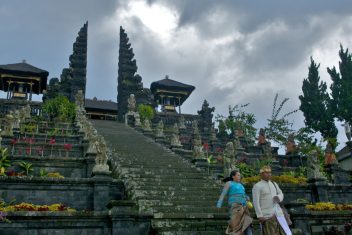 LOVINA BEACH – CANDIDASA — Sumatra, Java y Bali