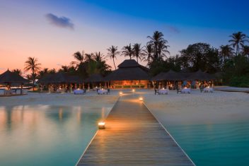RESORT EN MALDIVAS — Japón Rascacielos y Tatamis con Maldivas