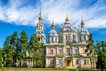 La Catedral de la Ascensión en Almaty, Kazajistán — Kazajistán Clásico