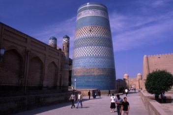 Minarete de Kalta Minor, Khiva — La Ruta de la Seda con Yurtas