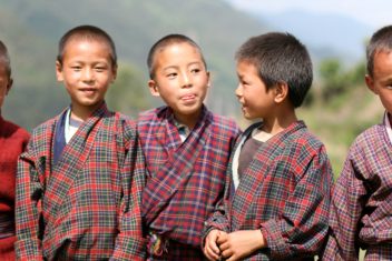 Trashigang Niños — Bután al Completo y Katmandú