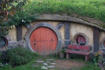 Hobbiton Movie Set — La Tierra Media