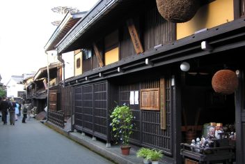 Kami Sannomachi, Takayama — Japón Rascacielos y Tatamis con Hong Kong