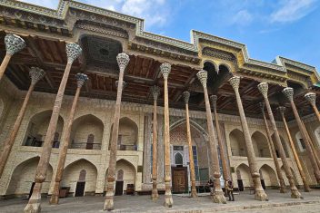 Mezquita Bolo-Hauz, Bukhara — Esencia de Uzbekistán