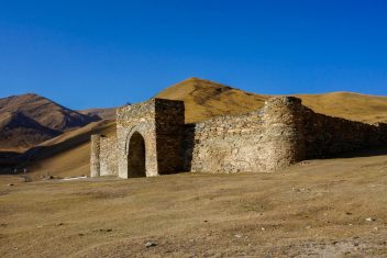 Caravan Saray de Tash Rabat — Expedición por Kirguistán