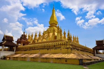 Estupa dorada de That Luang, Vientiane — El Espíritu de Laos