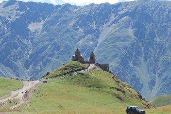 La iglesia de la Trinidad de Guergueti — Azerbaiyán y Georgia