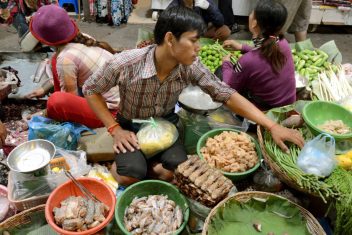 Mercado Ruso, Phnom Penh — Camboya en grupo con Koh Rong