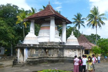 Templos de Gadaladeniya, Kandy — Gran Tour de Sri Lanka